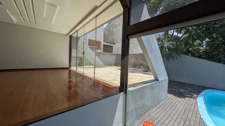 Imagem Casa com 5 dormitórios sendo 3 suítes e 4 vagas de garagem em Florianópolis/SC
