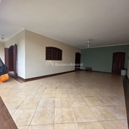 Imagem Este amplo sobrado com 321m², possuí uma planta bem distribuída e atemporal, oferecendo um lar ac...
