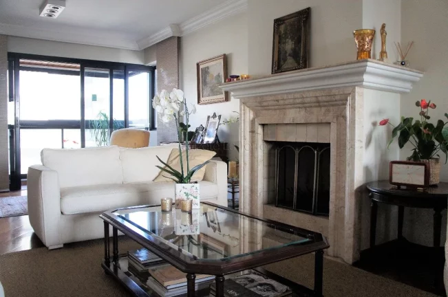 Imagem Apartamento de 191m², em andar alto. Living amplo com lareira e varanda gourmet. Possibilidade de i...