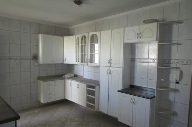 Imagem Casa com 01 vaga, portão eletrônico, sala, cozinha com gabinete e armários, área de serv. cobert...