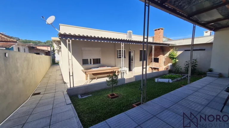 Imagem Casa Espaçosa com Edícula e Amplo Pátio - Bairro Nossa Senhora do Perpétuo Socor