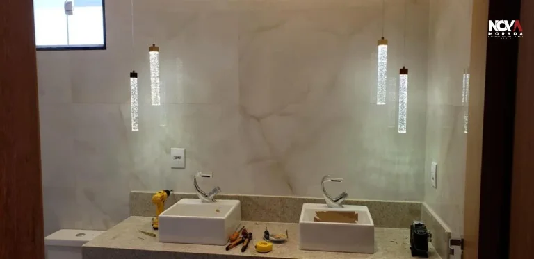 Imagem Esta magnífica casa oferece 5 suítes, sendo 1 suíte master com closet e banheira, perfeita para q...