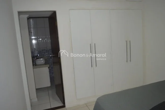 Imagem Linda casa com 3 quartos sendo 1 suíte com banheira de hidromassagem, armário embutido, sala de es...