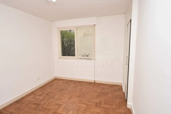Imagem Apartamento bem distribuído com living para 02 ambientes, janelas grandes proporcionando boa ilumin...