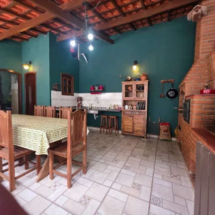Imagem Este amplo sobrado com 321m², possuí uma planta bem distribuída e atemporal, oferecendo um lar ac...