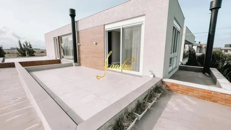 Imagem Casa térrea com 3 suítes e beira de lago com piscina