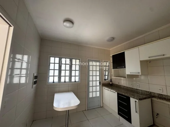 Imagem Encante-se com esta charmosa casa à venda em um dos condomínios mais desejados do bairro! Com ambi...