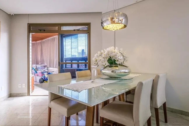 Imagem Este apartamento espaçoso oferece 135 metros quadrados de área, com 4 quartos bem distribuídos e ...