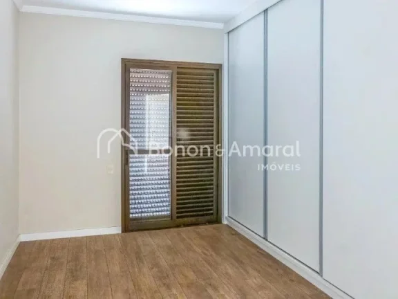 Imagem Apartamento reformado, em andar alto, com forno e armários embutidos e varanda!

Condomínio com ac...