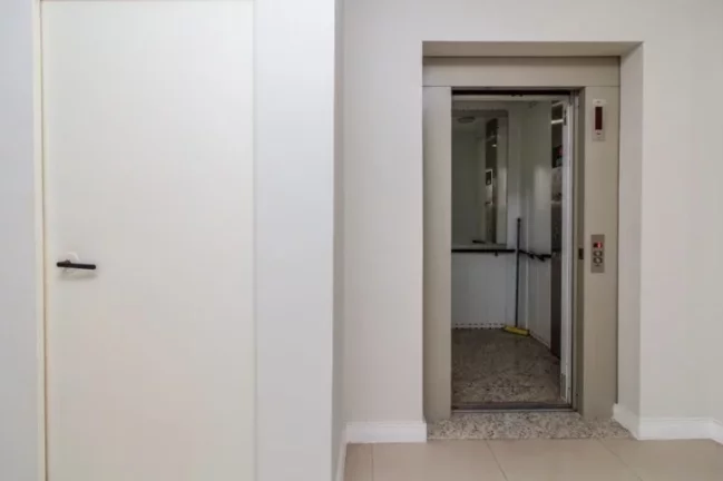 Imagem Vendo ou alugo apenas o prédio todo, são 1581 metros de área construída, dividido em 7 andares com 2 salas por andar. Cada laje tem em torno de 185m²