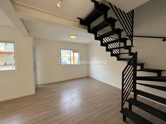 Imagem Esta encantadora casa geminada em Valinhos conta com 3 dormitórios, sendo 1 suíte. No térreo, voc...