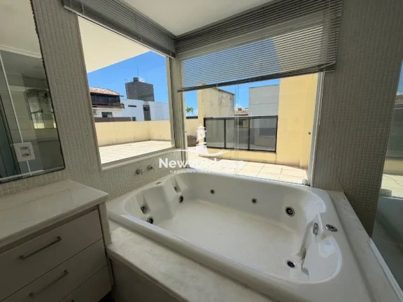 Imagem Cobertura exclusiva com 280 m² na quadra do mar, vista privilegiada, ambientes amplos, 3 quartos e 3 vagas de garagem.