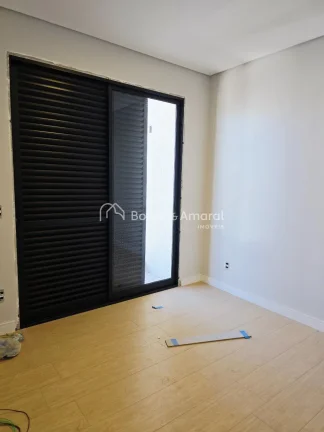 Imagem Este belíssimo sobrado em fase final de obra está localizado no renomado Condomínio Terras da Est...