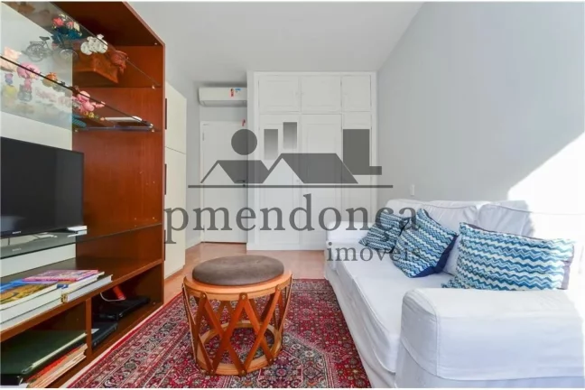 Imagem Apartamento reformado a venda em Rua tranquila de Pinheiros.