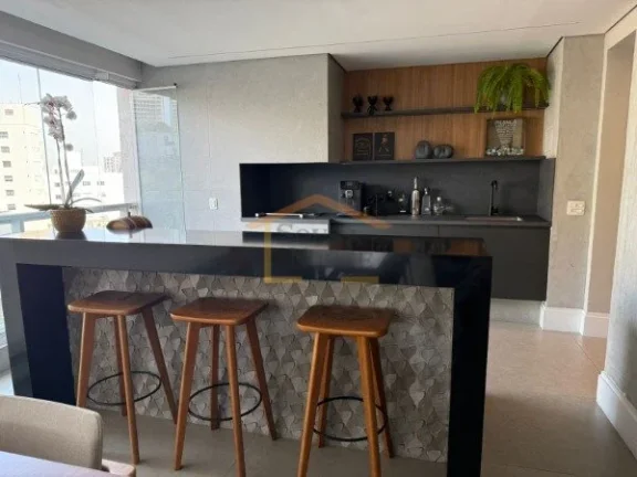 Imagem Apartamento mobiliado com 180 m², 3 dormitórios, sendo 3 suítes, 4 banheiros, 3 vagas e varanda. ...