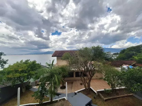 Imagem Casa mobiliada com 4 dormitórios sendo 2 suítes e 3 vagas de garagem em Florianópolis