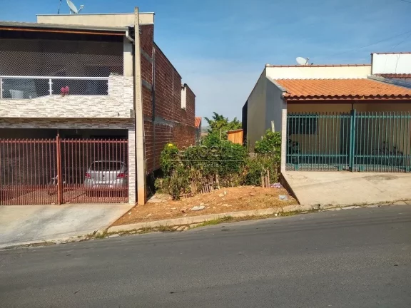 Terreno plano com 145 metros quadrados, com rede elétrica e hidráulica já instalados. Em rua tran...