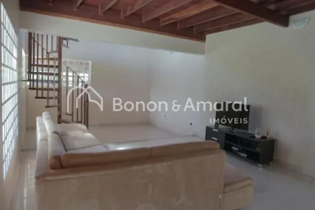 Imagem Linda chácara térrea em condomínio de chácaras, com construção nova e arquitetura moderna. A c...
