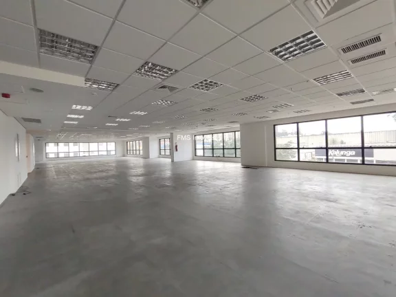 Imagem Conjunto comercial com 677m² para locação em Alphaville.
