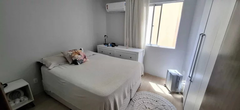 Imagem Apartamento mobiliado com 3 dormitórios sendo 1 suíte e 1 vaga de garagem em Florianópolis