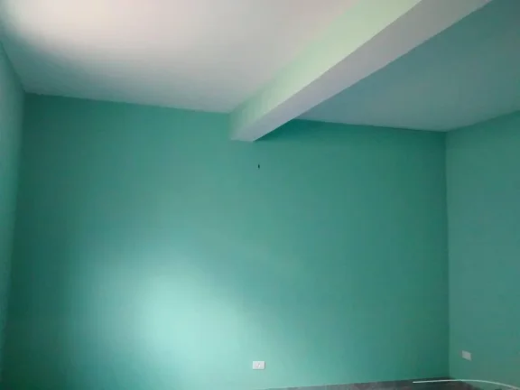 Imagem A casa tem uma garagem para dois carros, sendo um portão automático e o outro comum. Tem sala, coz...