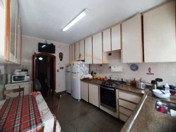 Imagem Sobrado com 208m². O imóvel possui 4 dormitórios, todos mobiliados, sendo 3 suítes, além de sac...