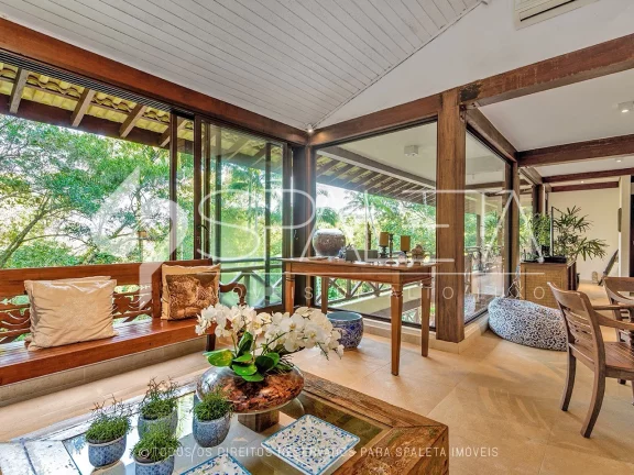 Imagem Aprecie o luxo e a tranquilidade no condomínio Iporanga, Guarujá: Casa exclusiva com ambientes espaçosos e vista deslumbrante