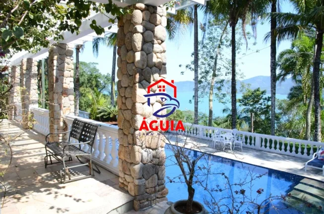 Imagem Belíssima casa em condomínio fechado em meio a Mata Atlântica com vista para o mar!!