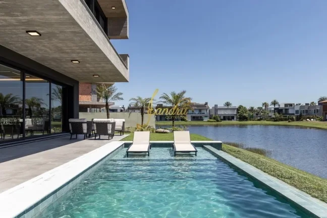 Imagem Casa condomínio com 05 suites e piscina beira de lago