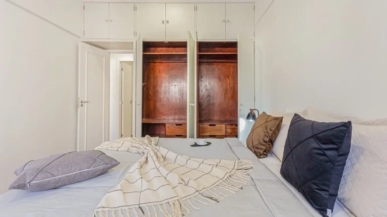 Imagem Apartamento 139M², 2Q, 1 Banheiro, 1 Vaga, Varanda, Armários.