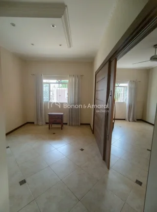 Imagem Casa com 3 Suítes confortáveis com armários embutidos e uma das suites tem banheira;
2 Salas de e...