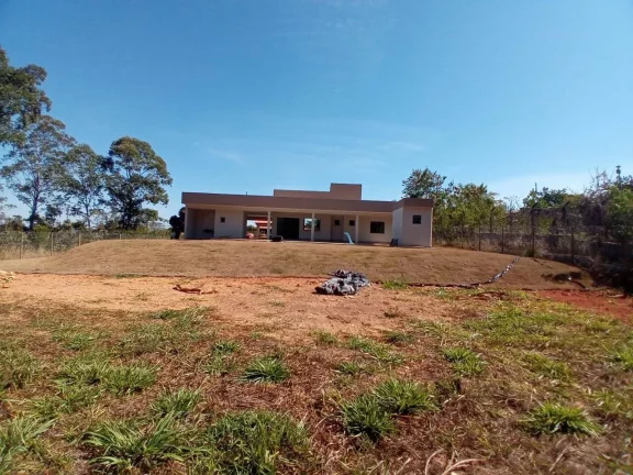 Imagem casa em condomínio, 1 suíte, lavabo, espaço gourmet, piscina, varanda.
