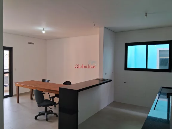 Imagem Casa sobreposta alta em Santos no bairro da Aparecida com varanda de frente na sala, 2 suítes e uma vaga de garagem a venda por R$ 830.000,00