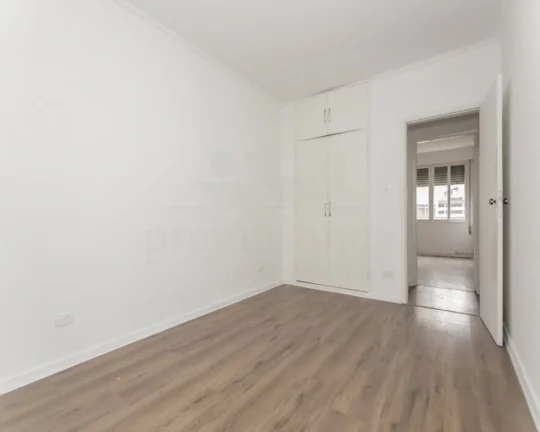 Imagem Apartamento com living para 02 ambientes, piso delaminado, 03 dormitórios, 01 aberto para ampliar a...