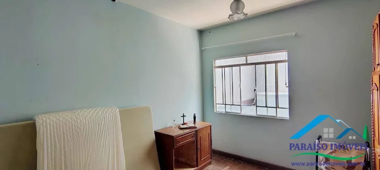 Imagem Casa no Centro com 4 Dormitórios com Amplo Terreno - Paraisópolis MG