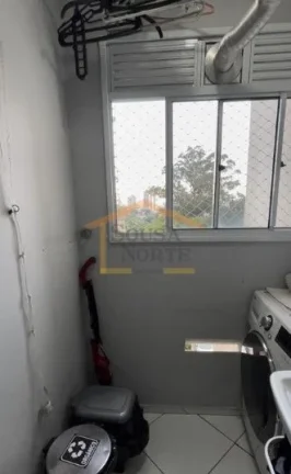 Imagem Apartamento com 2 dormitórios, varanda, cozinha americana, área de serviço, armários na cozinha ...