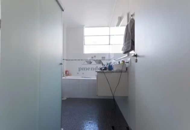 Imagem Apartamento em andar alto a venda em Higienópolis, com muita claridade, ventilação natural e uma ...