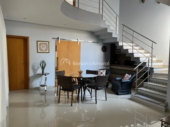 Imagem Sala com dois ambientes: jantar (com armários) e estar (com lareira a gás).
Sala de TV (com armár...