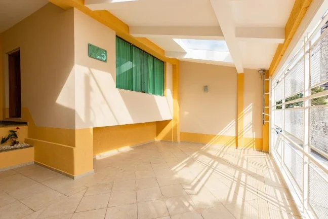 Imagem Um sobrado lindo, iluminado, ventilado e espaçoso!