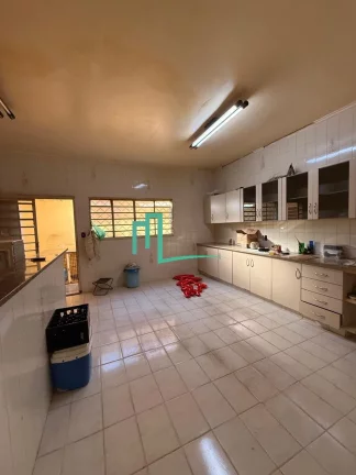 Imagem Casa à venda em Franca-SP, bairro Santo Agostinho: 03 quartos, 1 suíte, 1 sala, 3 banheiros, 2 vagas, 166 m². Venha conferir!