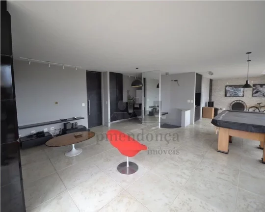 Imagem Cobertura duplex, ampla, bem distribuída com piso de tacos, armários embutidos, gabinete nos banhe...