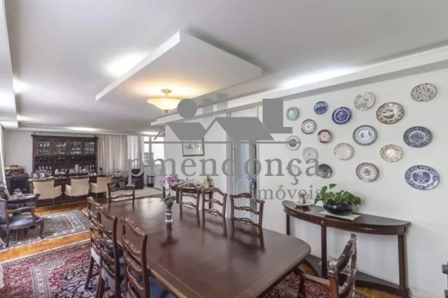 Imagem Apartamento um por andar, 265m² útil, living para 03 ambientes, piso de tábuas largas corridas de...