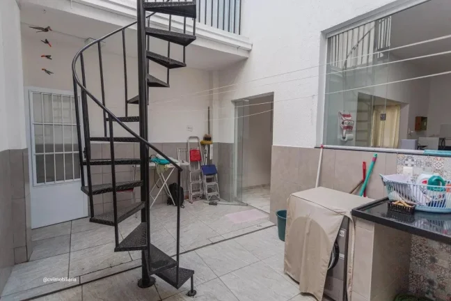 Imagem Com aproximadamente 180 m² de área construída, o imóvel conta com 4 quartos, sendo 1 suíte, ofe...