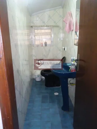 Imagem Oportunidade de um bom investimento. Vendo Sobrado de 180m² no Jardim Império, com 3 Dormitorios, sendo 1 Suíte, 2 Salas, Cozinha, 3 banheiros, 2 vagas de garagem cobertas, + uma pequena edícula. Valor R$ 600k, Agende uma visita e confira.