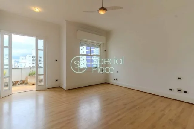 Imagem Linda Penthouse no miolo do bairro. São 231m² de área privativa, 3 dormitórios ( 1 suíte) e 2 v...