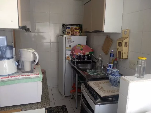 Imagem Apartamento térreo com 48 metros quadrados, com dois quartos com piso em porcelanato e teto rebaixa...