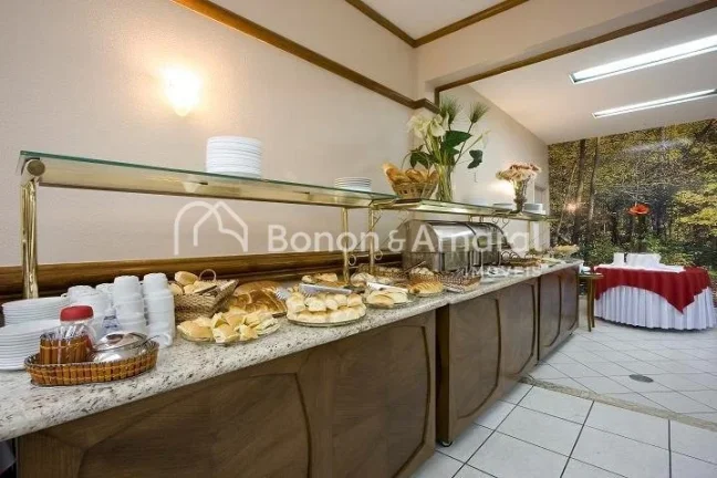 Imagem Com um dormitório e sala modificada para acomodar um confortável sofá-cama, este imóvel foi plan...