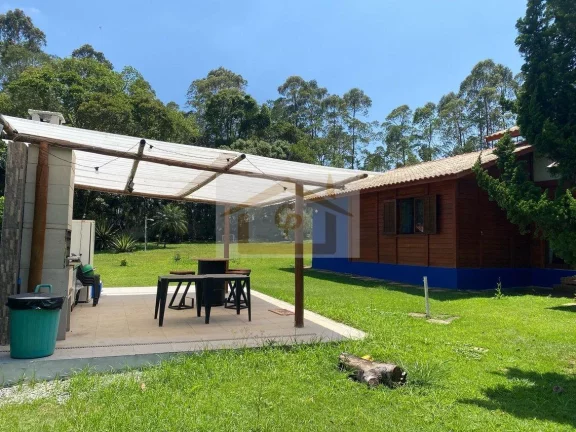 Imagem Casa de madeira com belo jardim 3 quartos sendo um suíte, 5 vagas. Rústico que encanta!