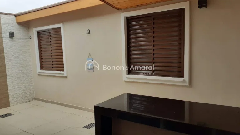 Imagem Linda casa térrea, de 2 quartos e 3 vagas cobertas.

Sala ampla de estar/TV
Sala de jantar, cozinha...