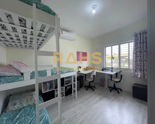 Imagem Casa Plana Parcialmente Averbada, aceita financiamento, com 1 suíte e 2 quartos, 2 vagas de garagem...